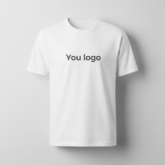 Mockup di una T-shirt personalizzata con la scritta You logo sul petto